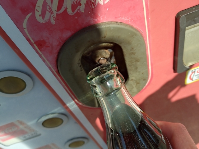【瓶コーラ　リベンジ成功】多摩市の“瓶コーラ専用自販機”で、ついに購入できました